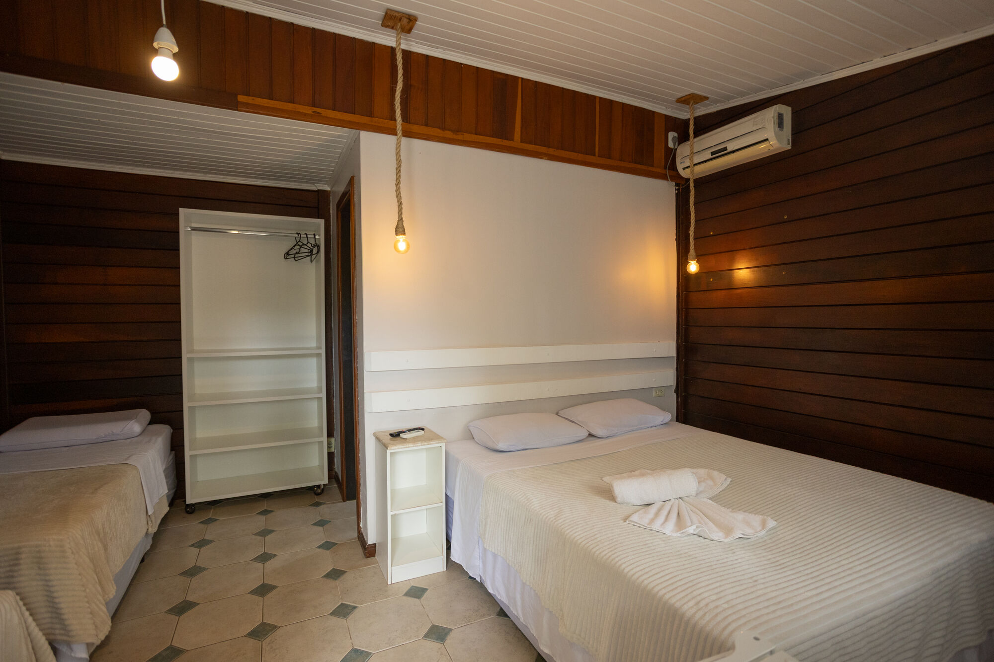 Deluxe Suite 9